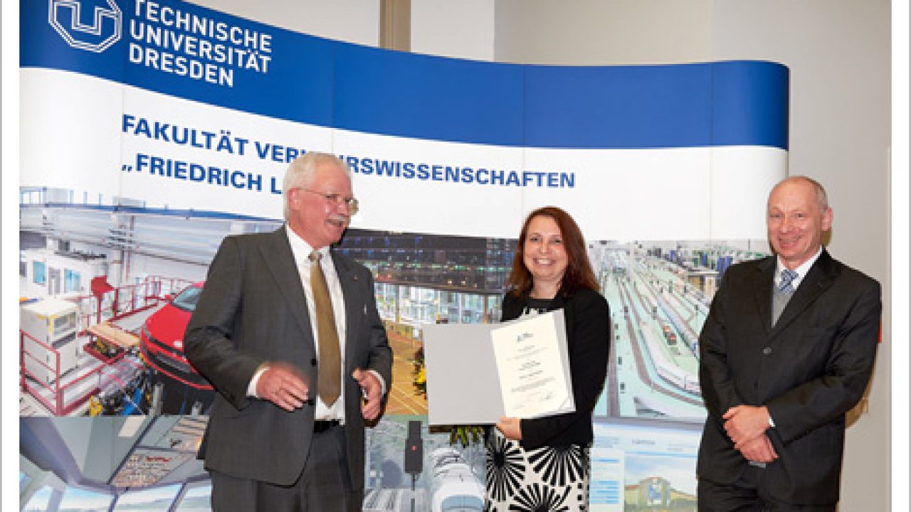 Verleihung des Karl-Vossloh-Innovationspreises 2020 – pandemiebedingt mit einem Jahr Verspätung am 12. November 2021: Dr. Martin Vossloh, Vorstandsvorsitzender der Vossloh-Stiftung, Prof. Dr. Angela Francke und
Prof. Dr. Udo Becker, Zweitbetreuer der Dissertation der Preisträgerin (v.li.)
Foto: Andrea Surma/Fakultät Verkehrswissenschaften, TU Dresden